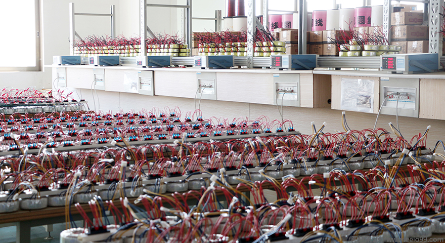 檢測中的環(huán)形變壓器產品